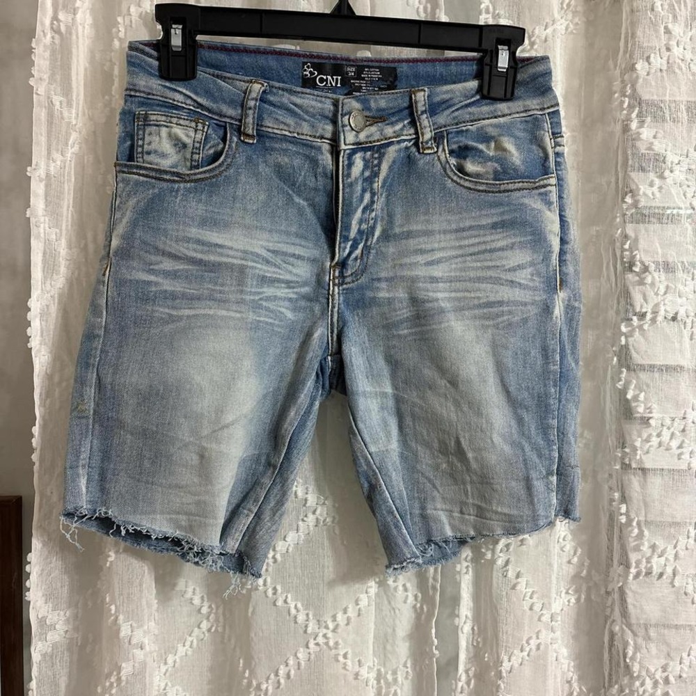 CNI Women Light Wash Denim Bermuda Shorts Raw Hem Size 3/4 Stretch Jean Shorts